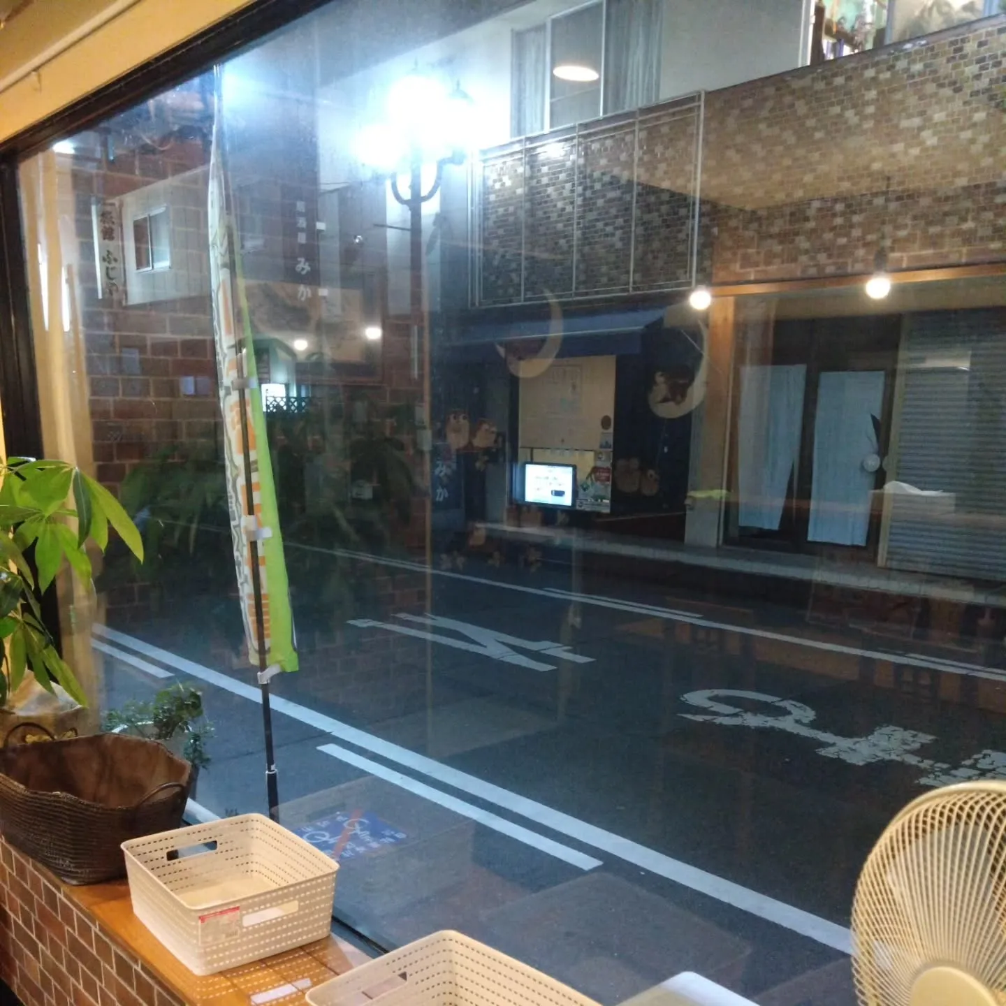 モニター設置してある向かいのラーメン屋から