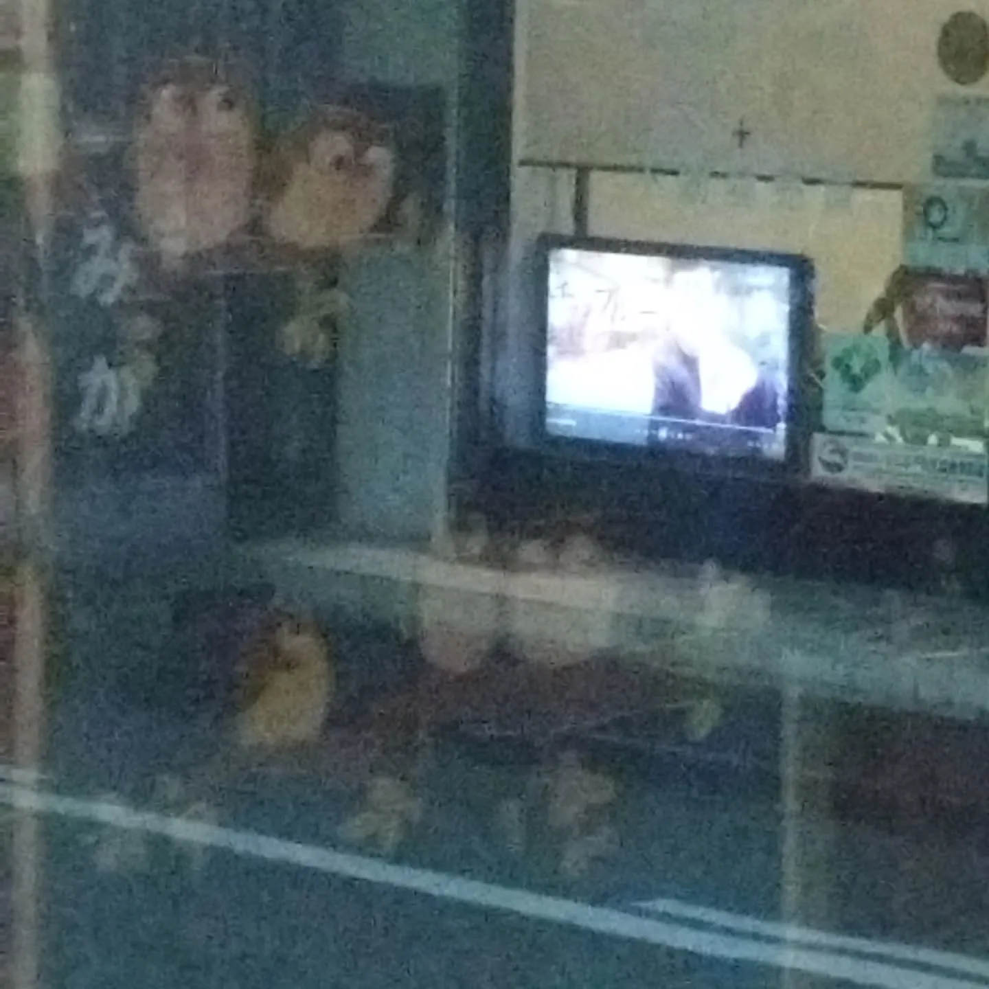 モニター設置してある向かいのラーメン屋から