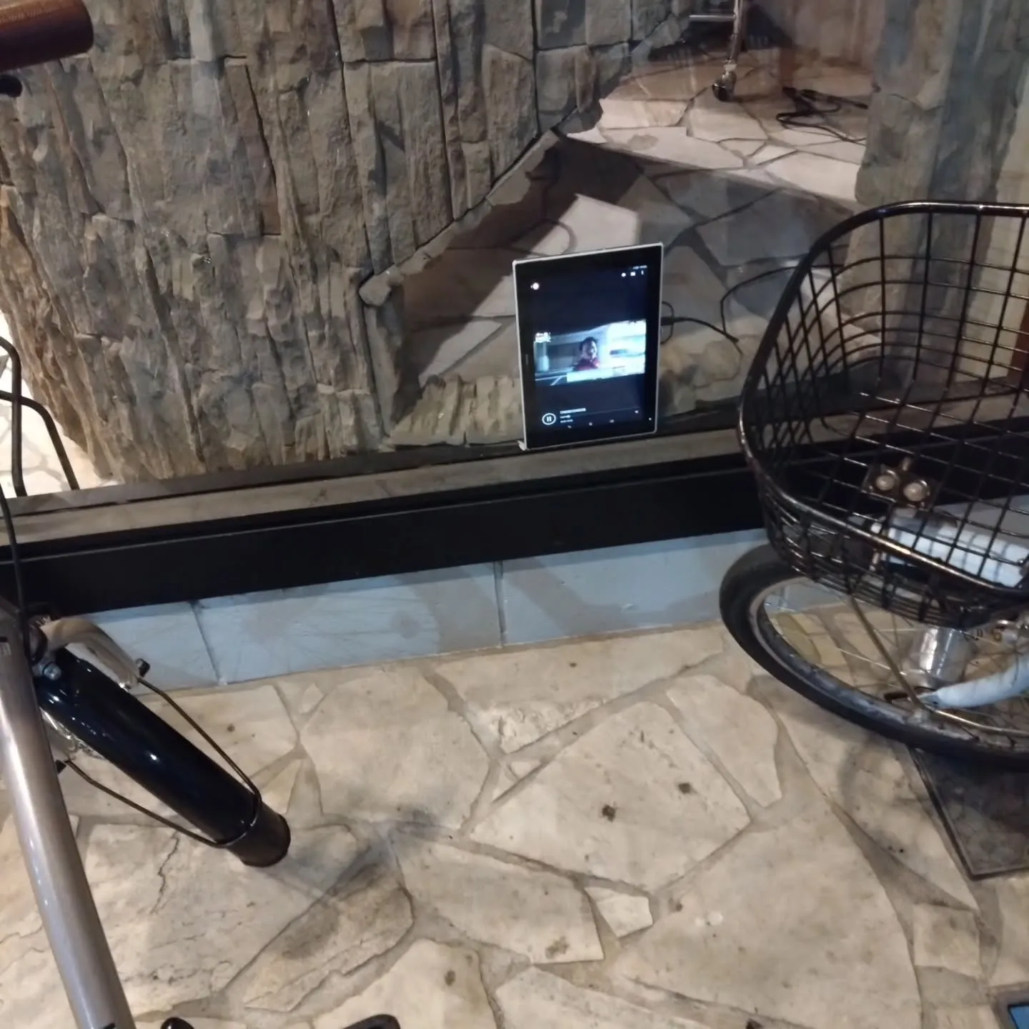 スマホが古くてモニターが使えなかったので、タブレットでCM流...