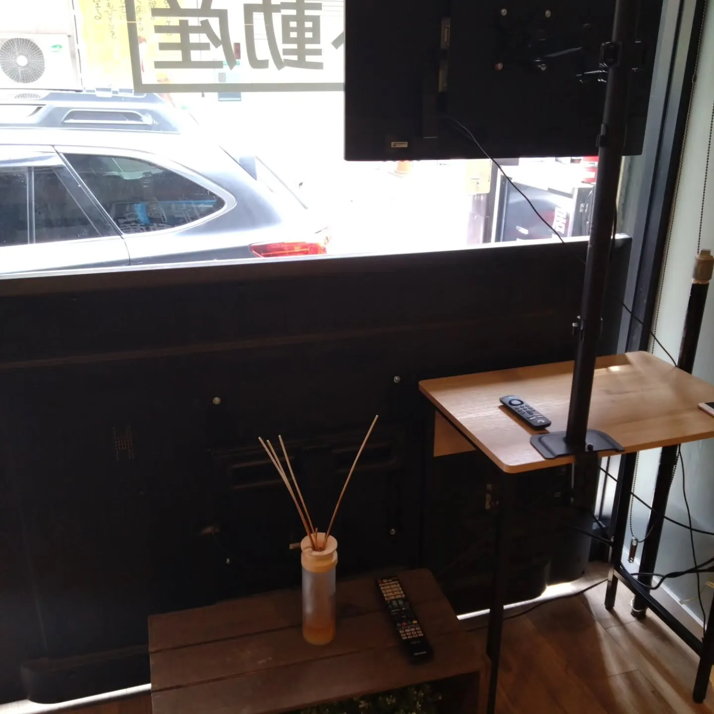 不動産屋さんのデジタルサイネージに、サブモニターをつけました...