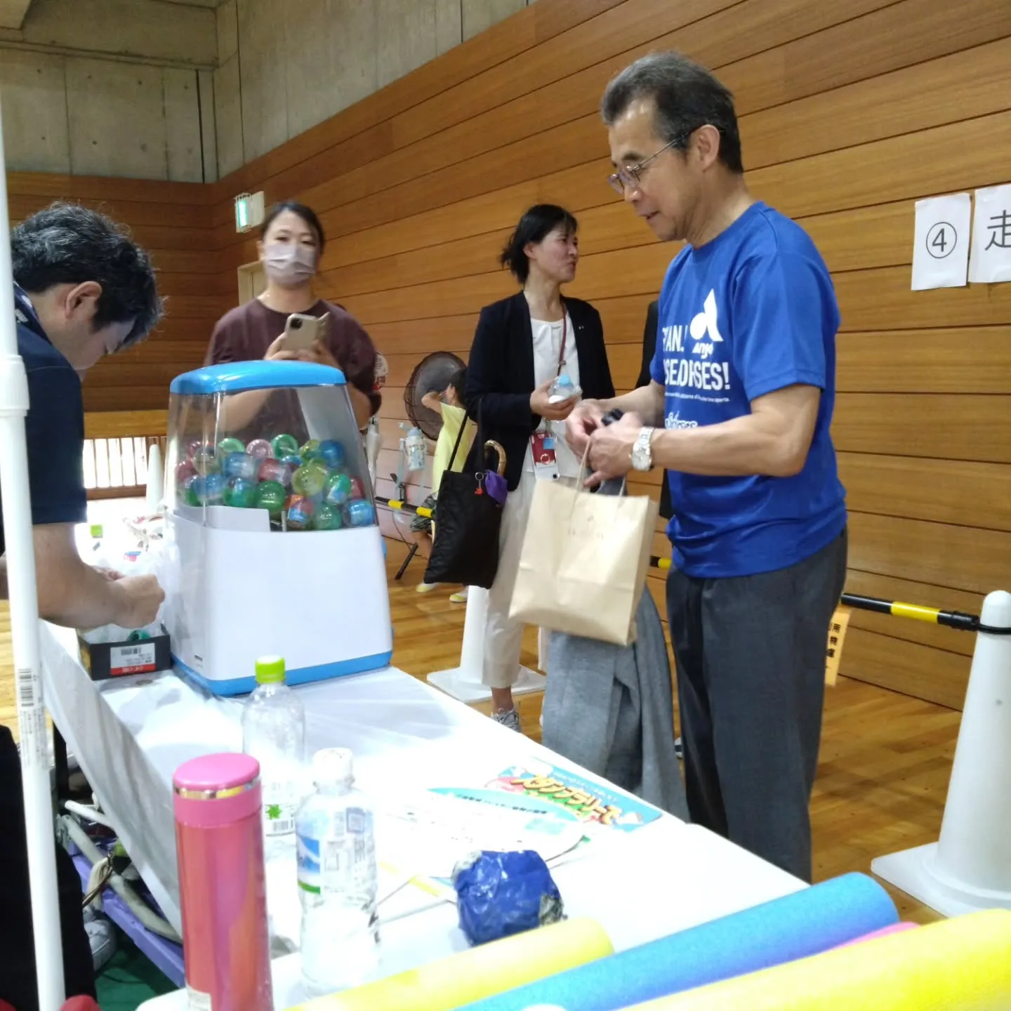 商店街ガチャガチャ第2弾をやりにいって、なりゆきでスポーツフ...