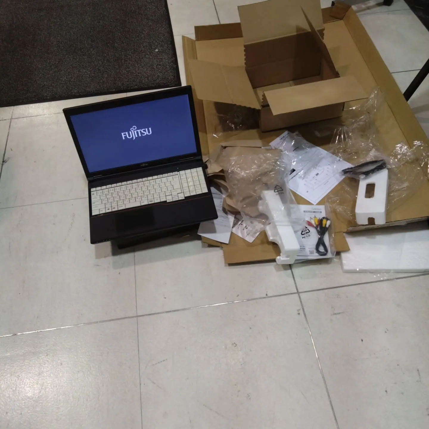 深夜にテレビ台を設置