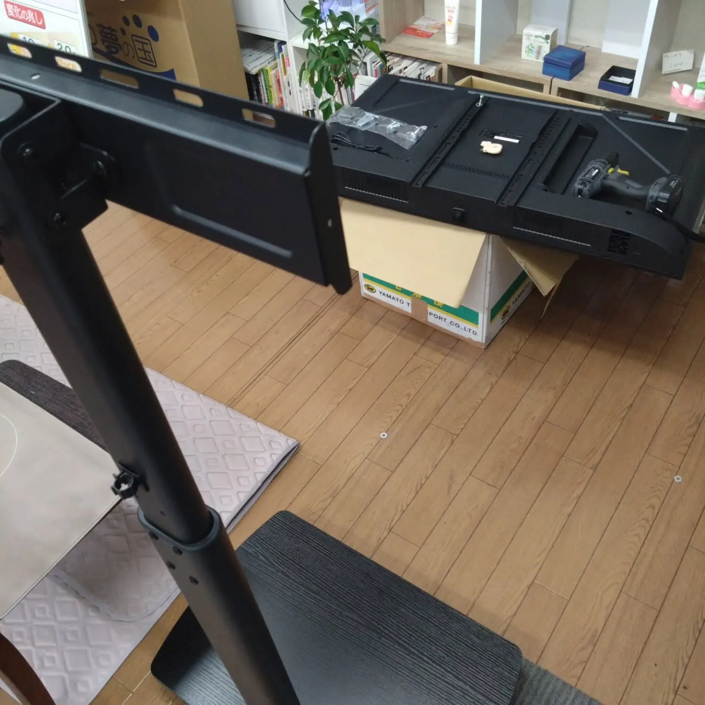 年末に、『縦型サイネージってモニターを横にしてるだけなんだ』...